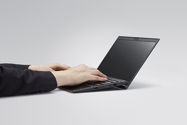 打ちやすいキーボードと大型タッチパッドで作業効率が高まります